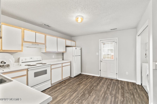 Building Photo - 103 Woodlake Ct