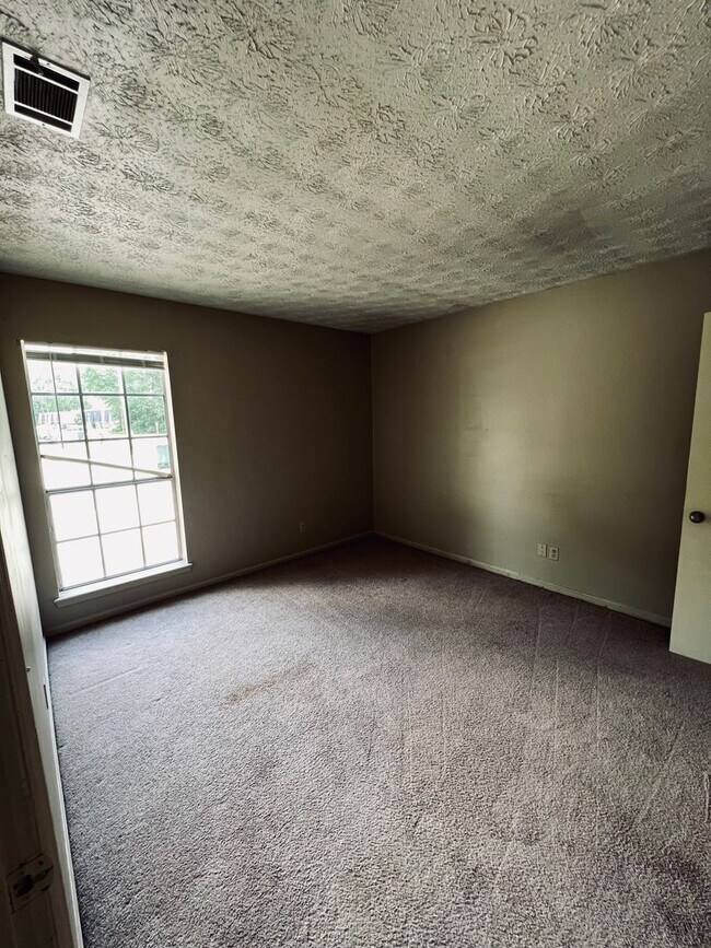 Building Photo - 929 Live Oak Dr