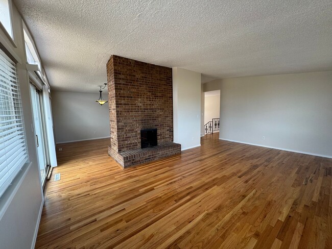 Building Photo - 5 bedroom, 3 bath, 2 car on acreage near t...