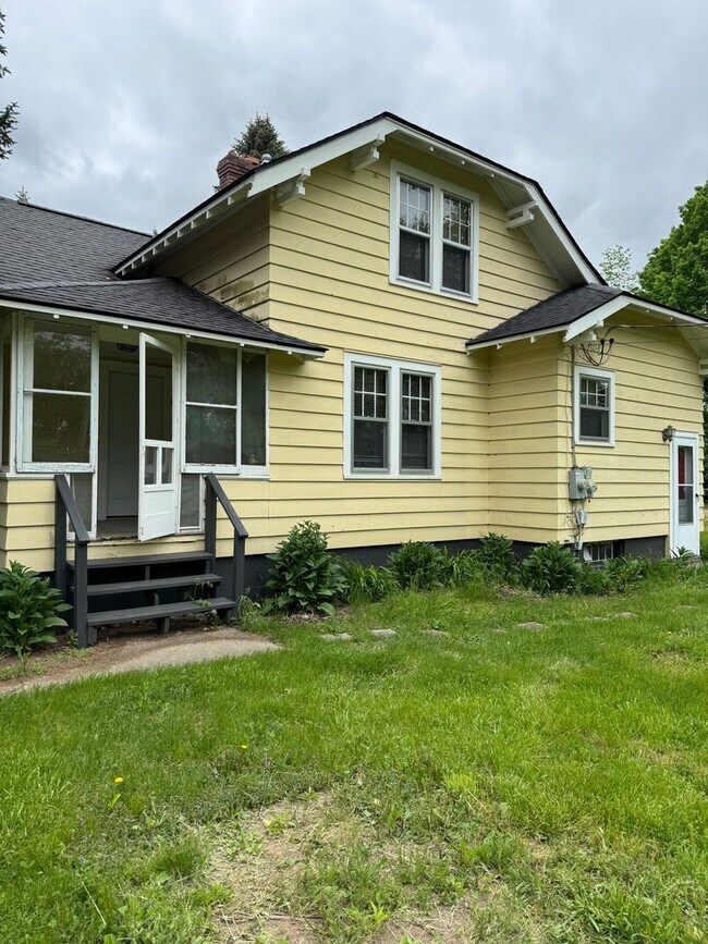 Building Photo - Charming 4-Bedroom Home in Private Setting