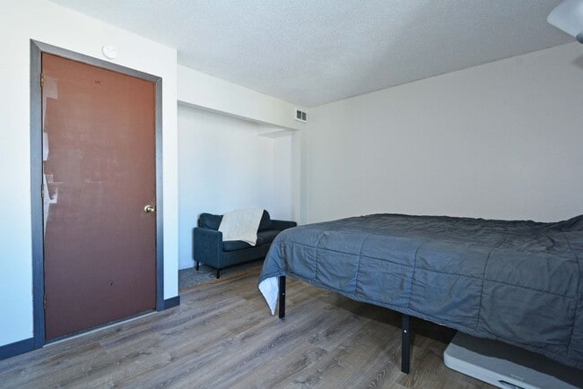 Building Photo - Beautiful 3-Bed 2-Bath Townhouse in Brooklyn Park!