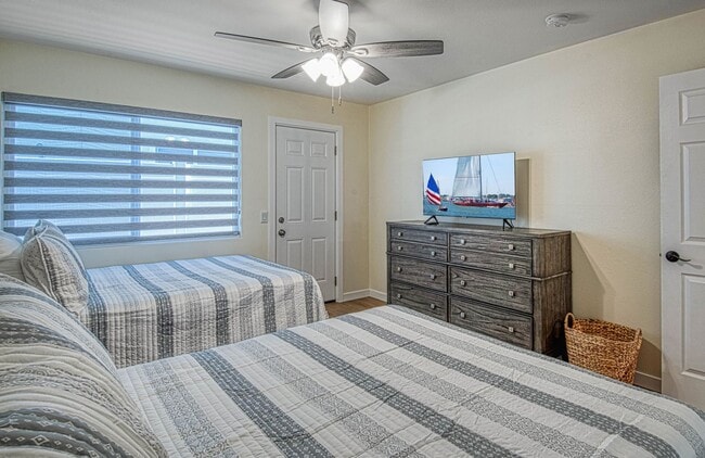 Building Photo - 5008 Seashore Dr
