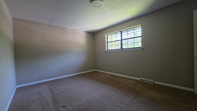 Building Photo - Renovated townhome in Linden Square.