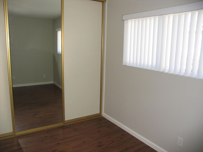 Building Photo - Spacious 2 Bedroom 1 Bath Single Story Condo