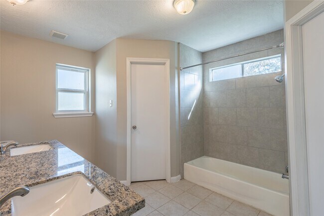 Building Photo - 4418 Lost Spring Dr