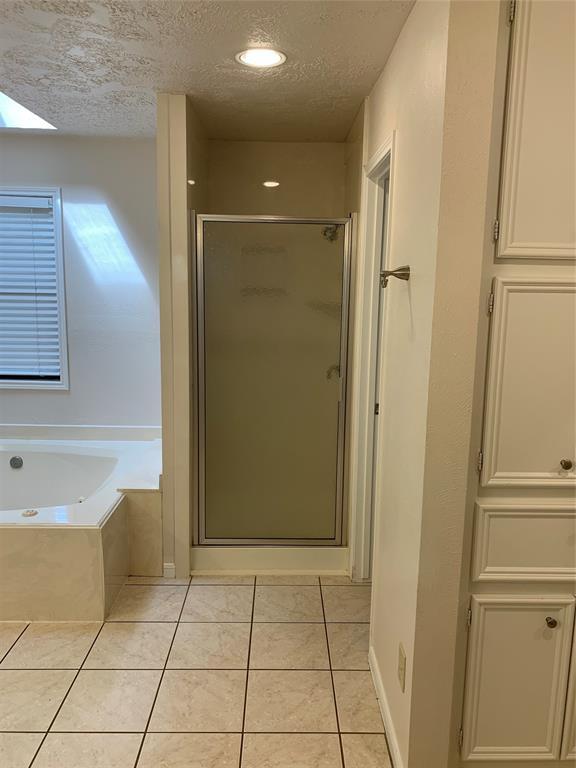 Building Photo - 3842 Knollcrest Dr