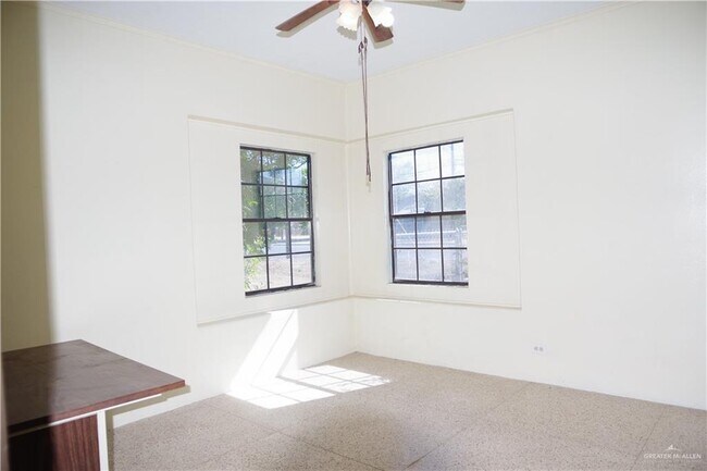 Building Photo - 302 E Sam Houston Blvd