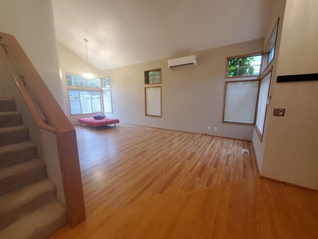 Building Photo - 4 bed, 2.5 bath, 2 car garage on spacious ...