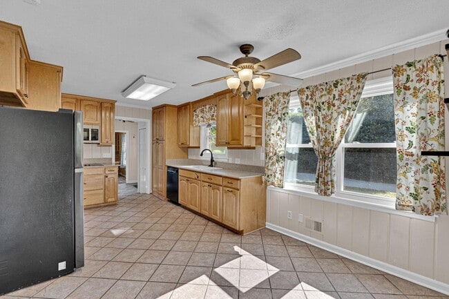 Building Photo - 3533 Greenleaf Rd