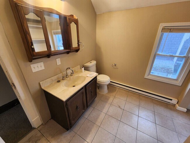 Building Photo - Charming 4-Bedroom Property in Prime Location