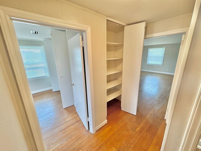 Building Photo - 224 28th Ave Pl NE