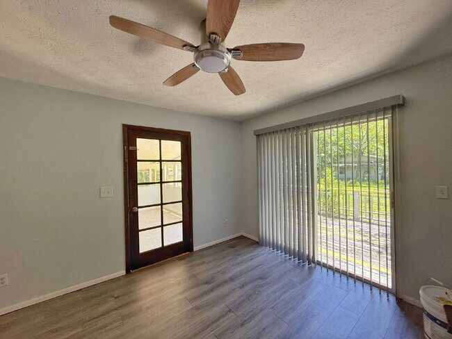 Building Photo - North Airport Manufactured Home on quiet street.