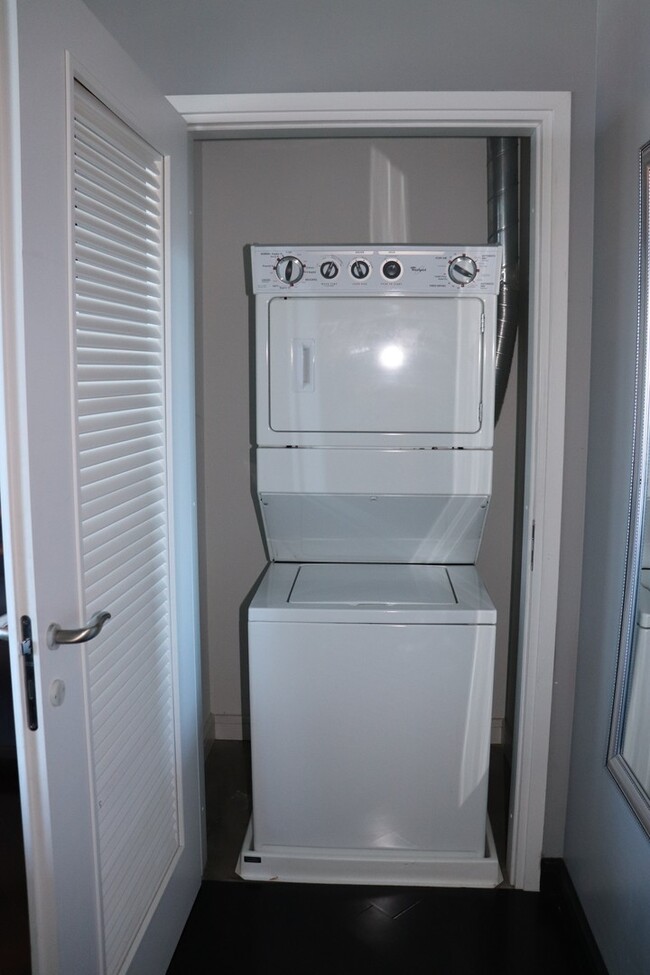 Building Photo - Unfurnished Downtown Hi-Rise Loft near the...