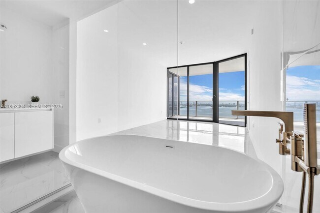 Building Photo - 700 NE 24th St