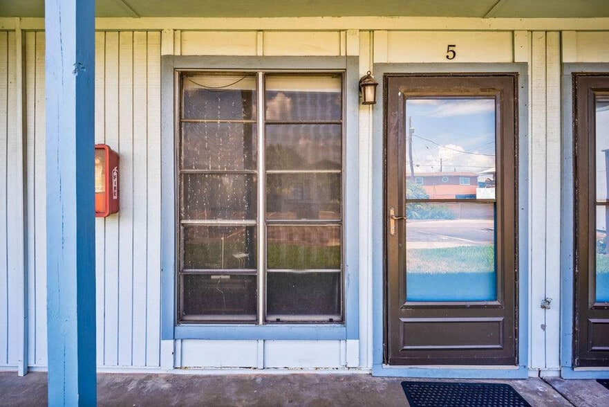 Building Photo - 2025 Eleventh Street-SI FL1-ID1023252P