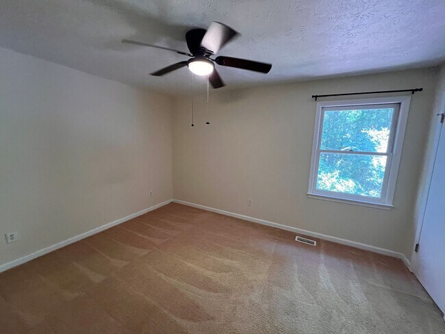 Building Photo - Rustic 2 Bedroom Condo in Convenient Location