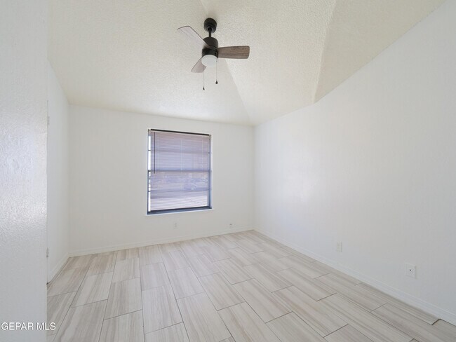 Building Photo - 1901 Lake Omega St