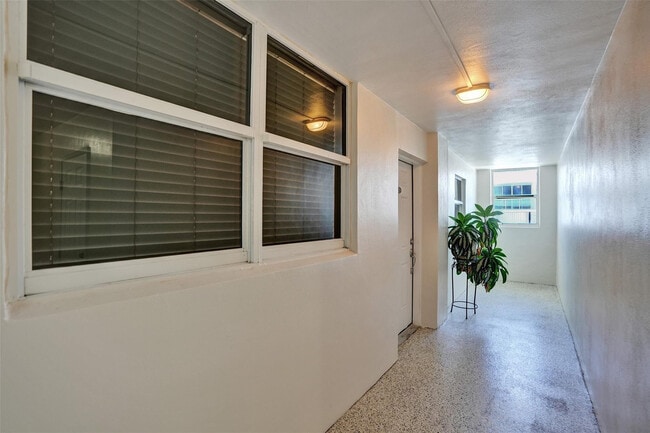 Building Photo - 1051 Hillsboro Mile