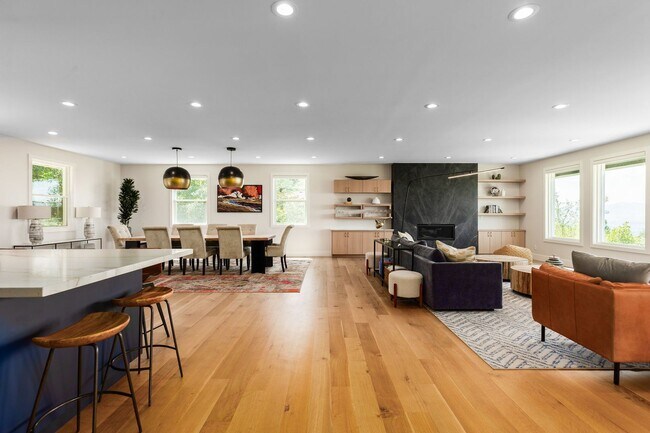 Building Photo - Stunning 5-Bedroom Modern Home with Panora...