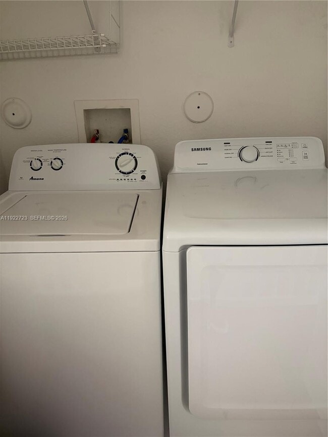 Building Photo - 8831 S Isles Cir