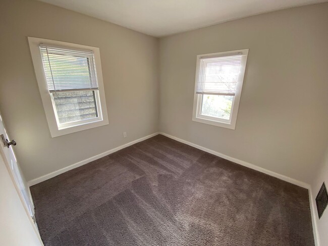 Building Photo - COLERAIN - Adorable 2+ bed 1 bath ranch on...