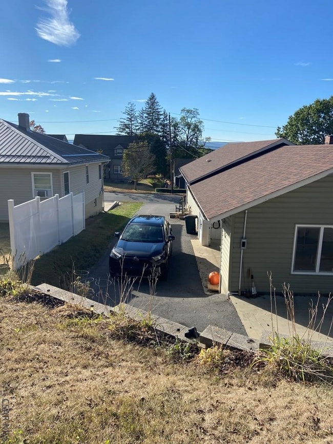 Building Photo - 129 Hawthorne St