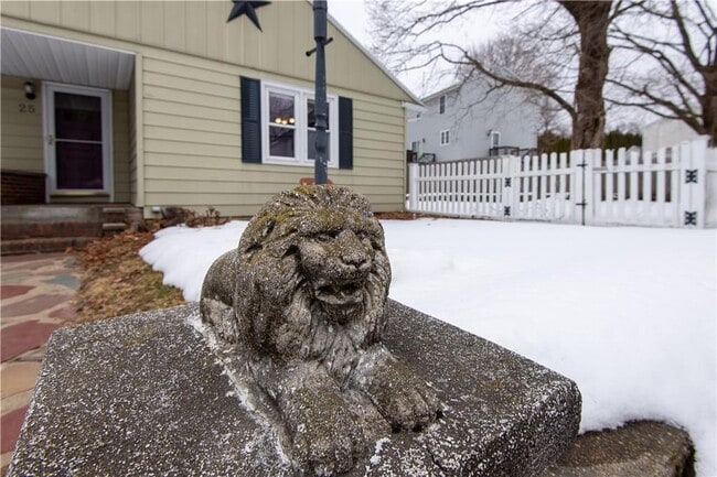 Building Photo - 25 Weeks St