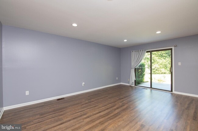 Building Photo - 322 Kings Croft Dr