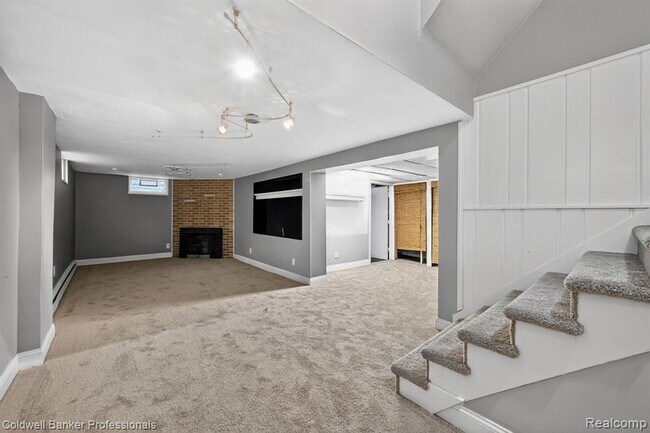 Building Photo - 4448 Greenwood Dr