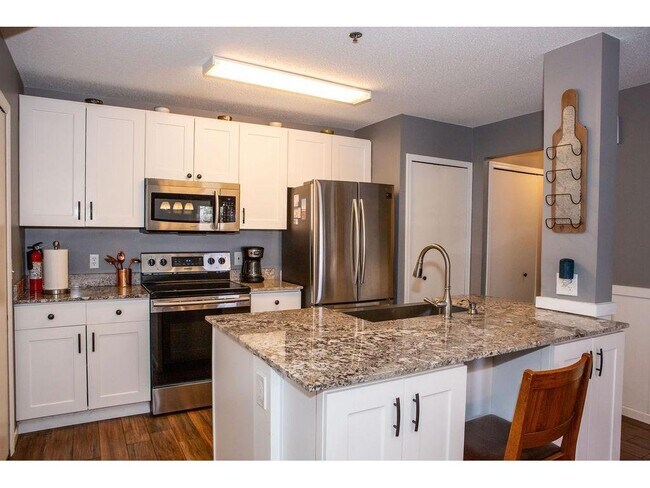 Building Photo - 2556 Lockwood Dr