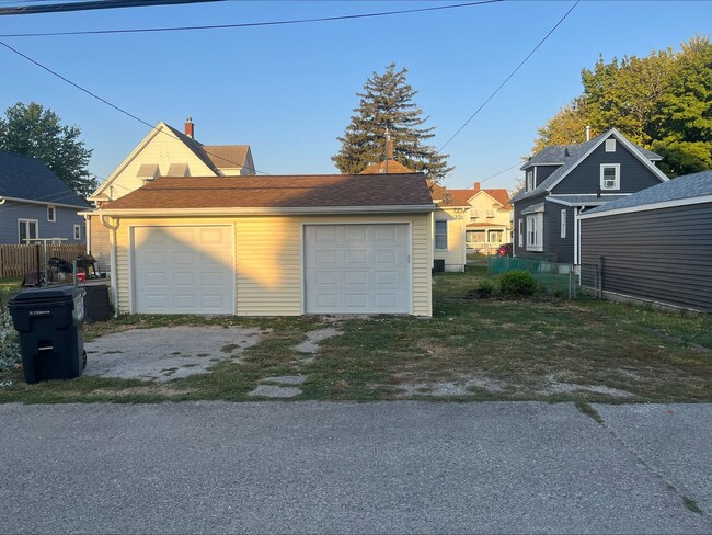 Building Photo - Adorable updated home in Moline!