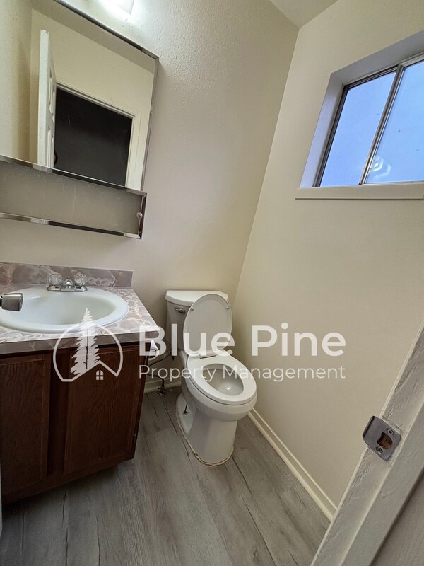 Building Photo - 1464 Falcon Dr