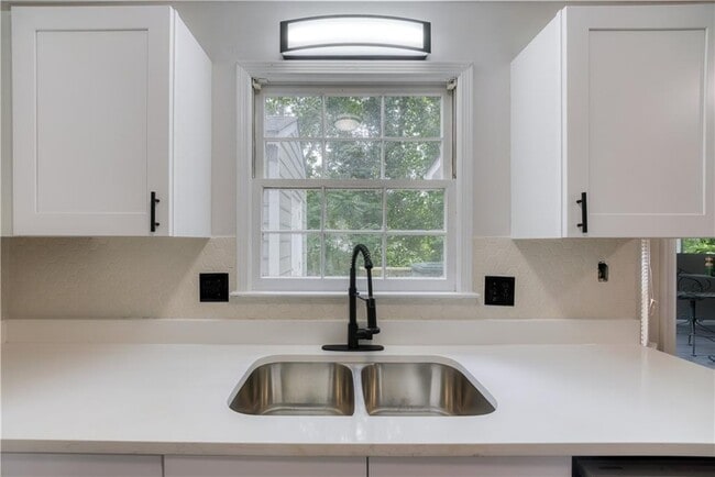 Building Photo - 61 Powers Ferry Rd