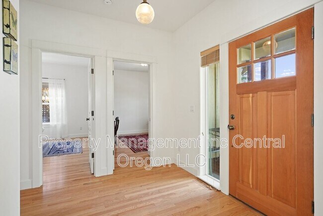 Building Photo - 3532 SW Salmon Ave