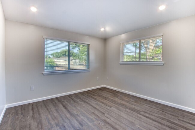 Building Photo - Newly Renovated 2 Bedroom 2 Bath Condo / Gated Parking / East Dallas