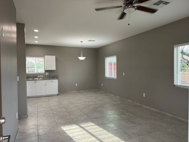 Building Photo - Beautiful Modern 3Bdm 2Ba Home, Easy Access to I-10, Must See!