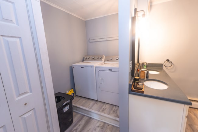 Building Photo - 108 Pool St