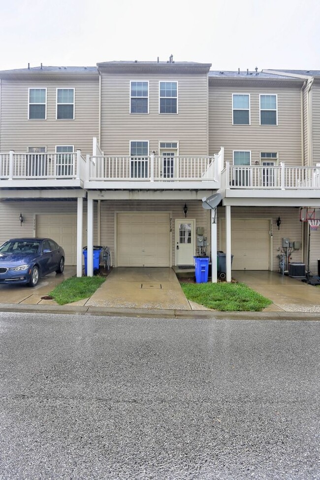 Building Photo - 3BR, 3BA, 1-Car Garage Townhome in Howard Square