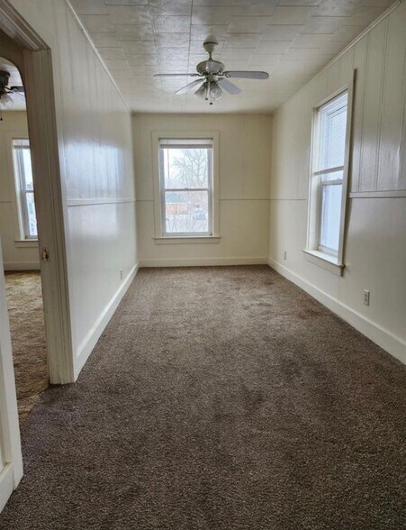Building Photo - 208 E Van Buren St