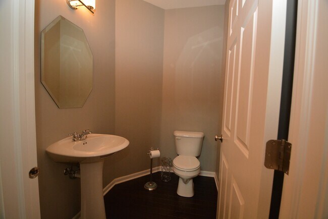 Building Photo - 2953 Madison Dr