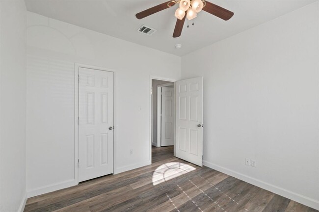 Building Photo - 1609 Paint Brush Dr