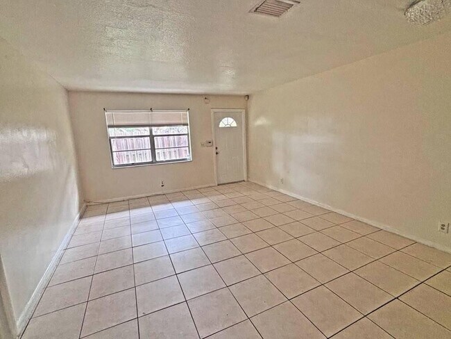 Building Photo - 2620 Riverland Dr