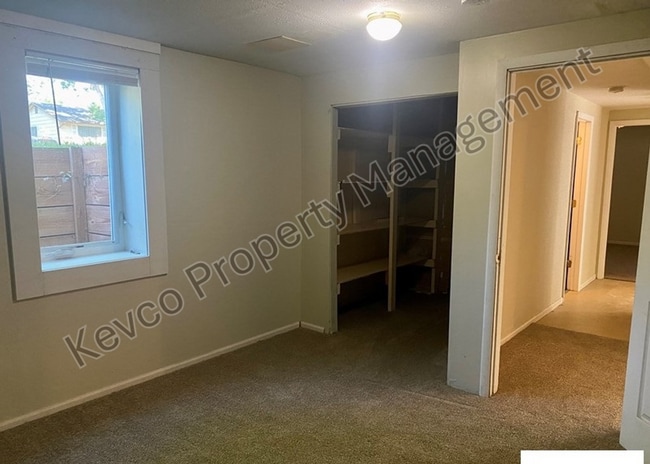 Building Photo - 1400 Hillcrest Dr