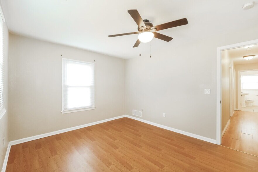 Building Photo - 2125 NE Gaddy Rd