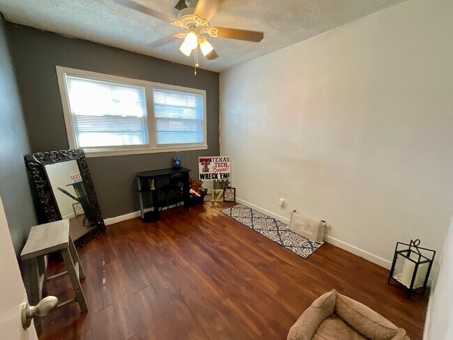 Building Photo - 3 Bedroom 1.5 Bathroom