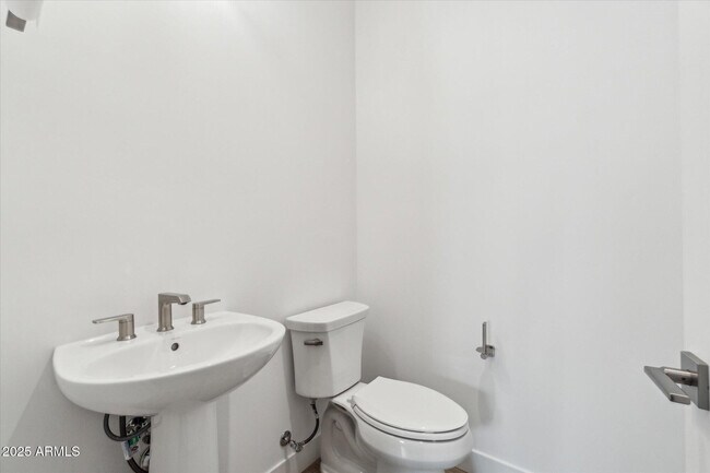 Building Photo - 11138 N San Clemente St