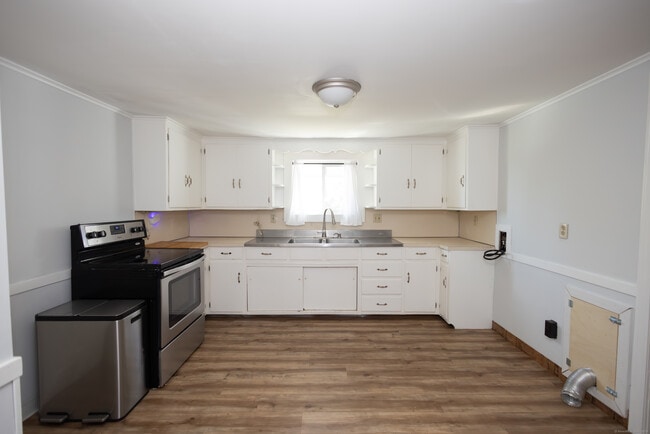 Building Photo - 148 Beecher St
