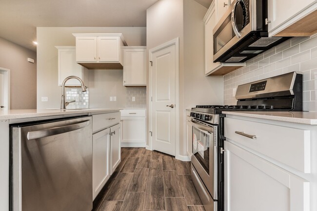 Building Photo - Available in Mustang. Showings begin Frida...
