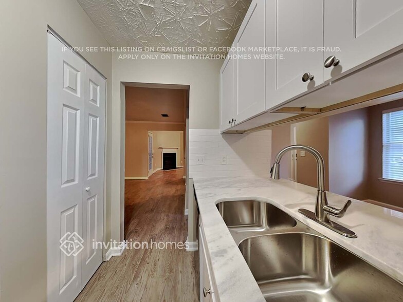 Building Photo - 715 Country Manor Way