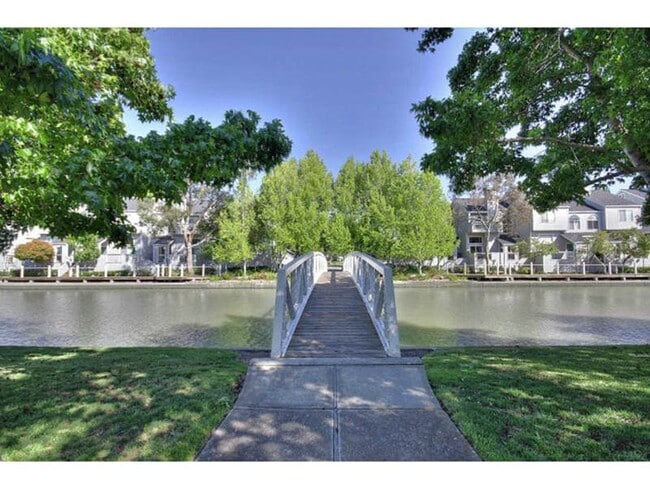 Waterway next door - 785 Portwalk Plz